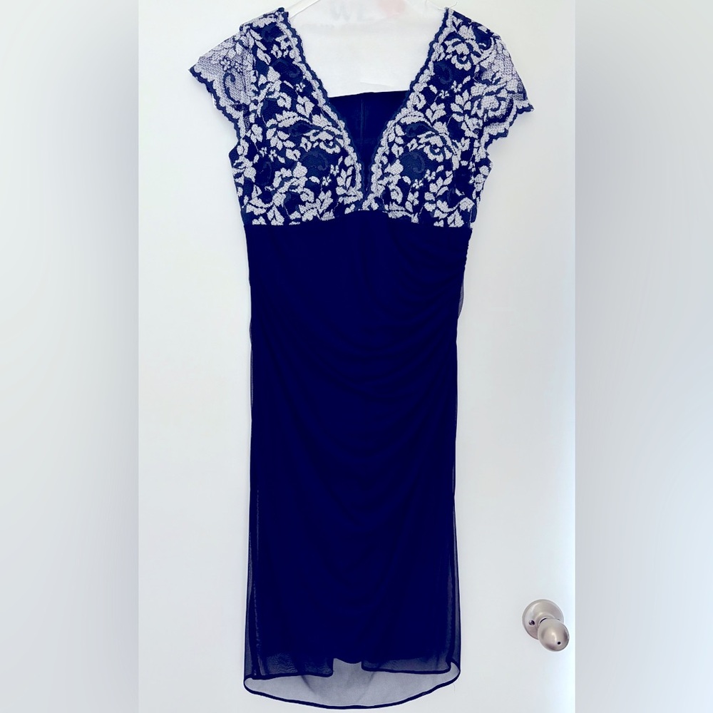 Betsy & Adam White and Navy Blue Ruched Sheath Midi Dress